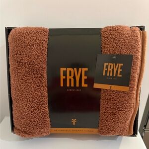 NWT Frye Sherpa Throw, size 50X60